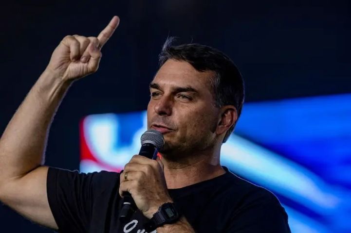 Flávio Bolsonaro: “quem está sendo tarifado é o presidente Lula”