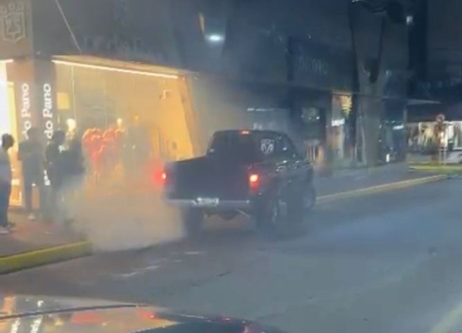 (VÍDEO) Motorista canta pneu e fumaça provoca evacuação de rooftop no Centro de Tubarão