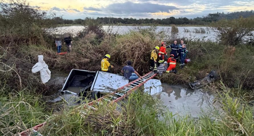 Carro capota e para parcialmente submerso às margens da BR-101 em Sangão