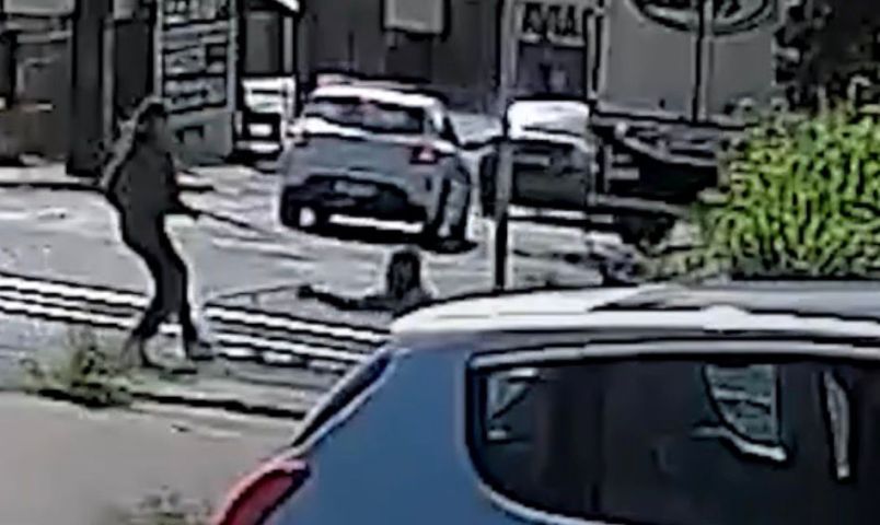 Motorista salva idoso preso nos trilhos oito segundos antes do trem passar; VÍDEO