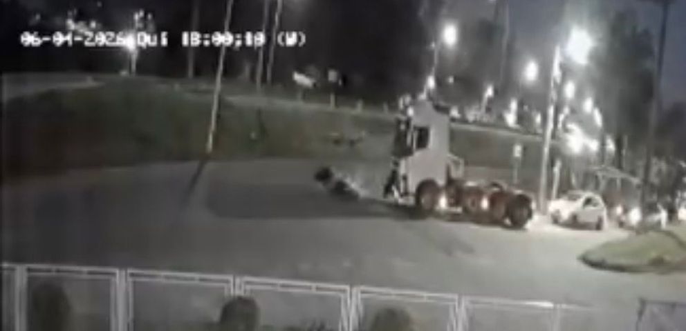Veja o momento do acidente que matou motociclista na marginal da BR-101 em Tubarão