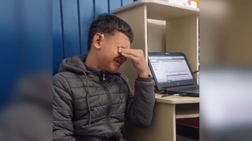 Adolescente volta a ouvir após oito anos e emociona família em SC; VÍDEO