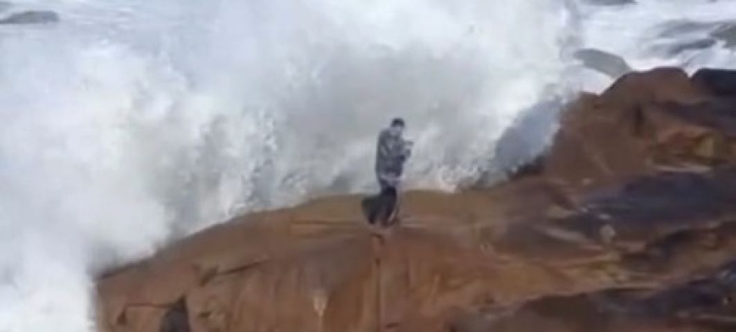 VÍDEO: Pescador leva susto ao ser atingido por onda no costão do Farol de Santa Marta