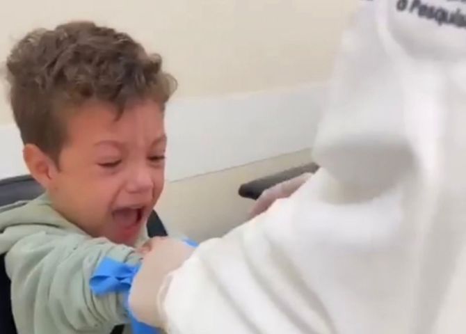 Menino viraliza ao gritar 'Vai Corinthians' para criar coragem antes de injeção; VÍDEO