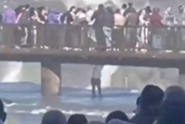 Turista arrisca a própria vida para recuperar celular nas Cataratas do Iguaçu; VÍDEO
