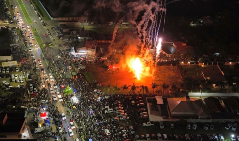 Multidão acompanha queima da fogueira da Festa Junina da Passagem; VÍDEO