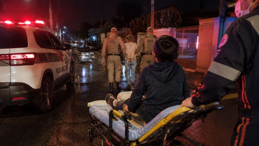 Mãe é presa após dirigir embriagada e causar acidente que deixou filho de 8 anos ferido em Tubarão