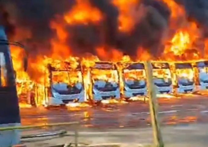 Incêndio destrói quase 30 ônibus em garagem em BH; VÍDEO