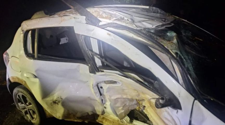 Adolescente de 13 anos morre após carro invadir contramão e capotar em Tubarão