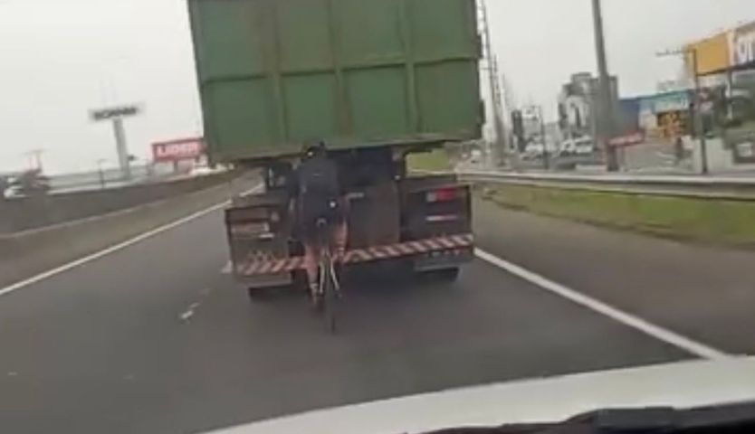 Ciclista é flagrado pegando vácuo de caminhão em alta velocidade na BR-101, em Tubarão; VÍDEO