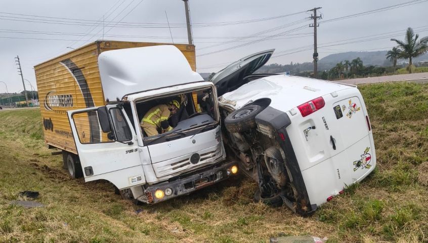 Batida entre dois carros é registrada em trecho movimentado da BR-101 em Jaguaruna