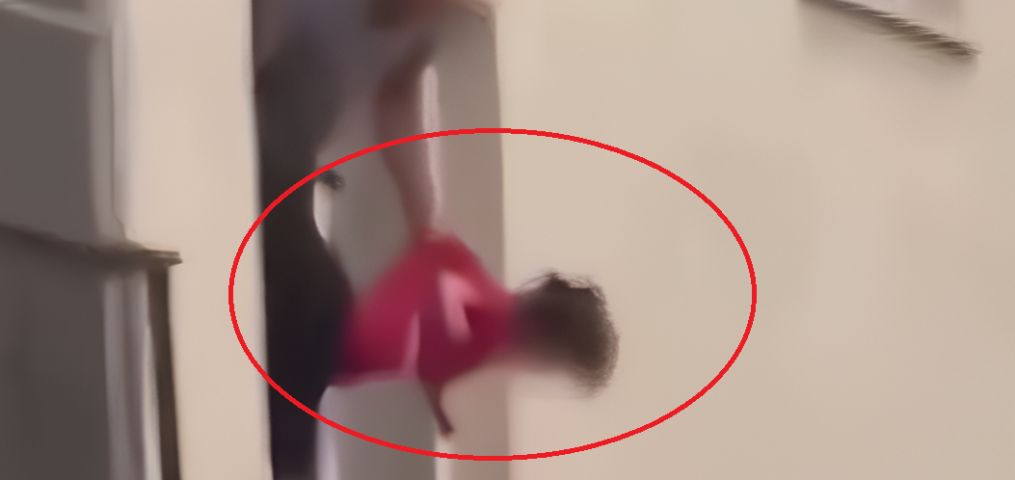 (Vídeo) Internacional: com faca na mão, homem ameaça jogar filha de 3 anos pela janela