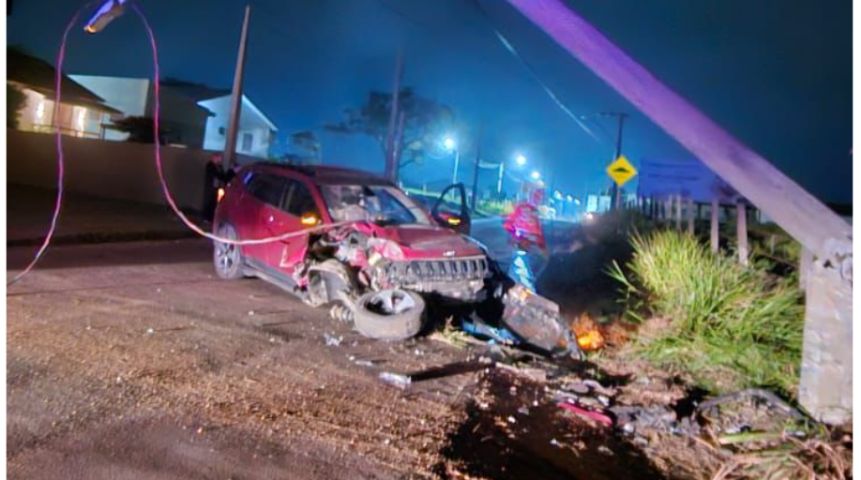 Motorista fica ferido após carro colidir contra poste em Jaguaruna