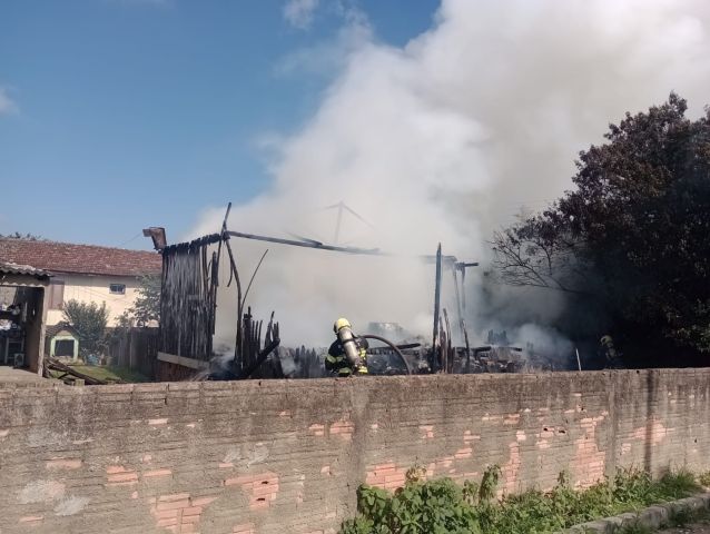 Menina de 11 anos escapa ilesa de incêndio que destruiu casa no bairro São Clemente