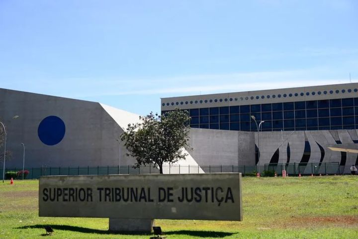 Relação de jovem de 18 anos com menina de 13 não é considerada estupro de vulnerável pelo STJ