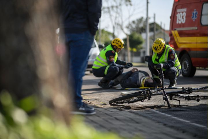 Idoso é encaminhado ao hospital após colisão entre carro e bicicleta em Tubarão