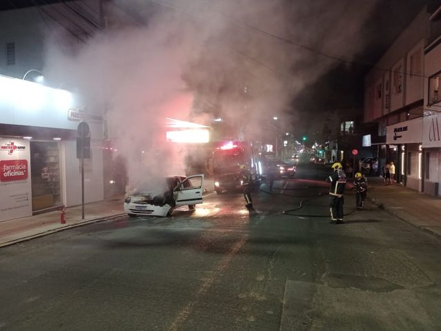 Carro pega fogo em Tubarão e mobiliza Corpo de Bombeiros
