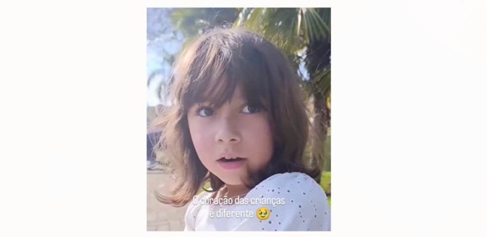 (Vídeo) Menina emociona ao ajudar vendedor de picolés que estava sem clientes; assista
