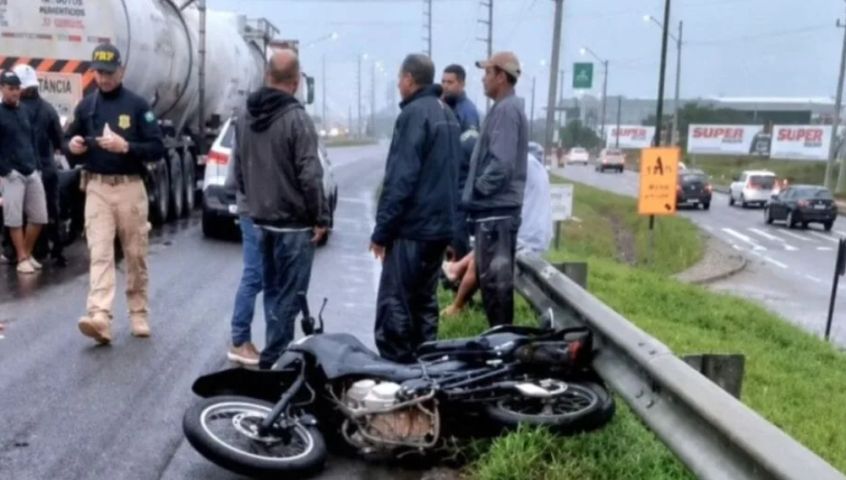 Mãe e filha morrem em grave acidente envolvendo moto e caminhões na BR-101