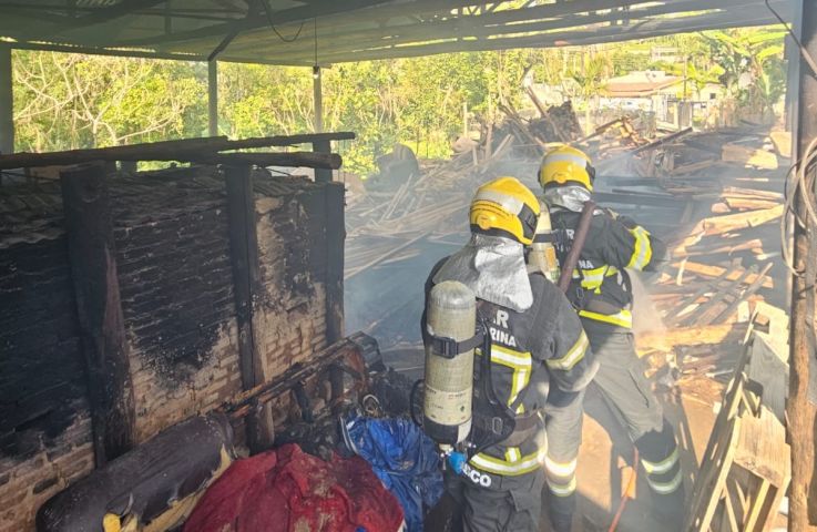 Incêndio atinge fábrica de vasos de cerâmica no bairro Km 60 em Tubarão