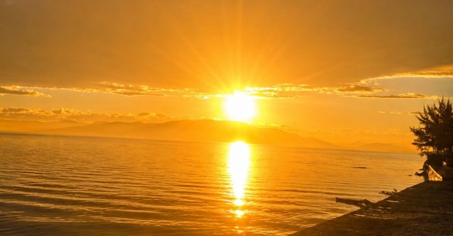 Pôr do sol impressiona moradores e visitantes em Laguna no Dia dos Namorados