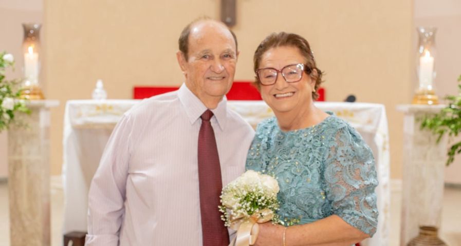 Ela tem 70 anos, ele 89 e se casaram em abril deste ano