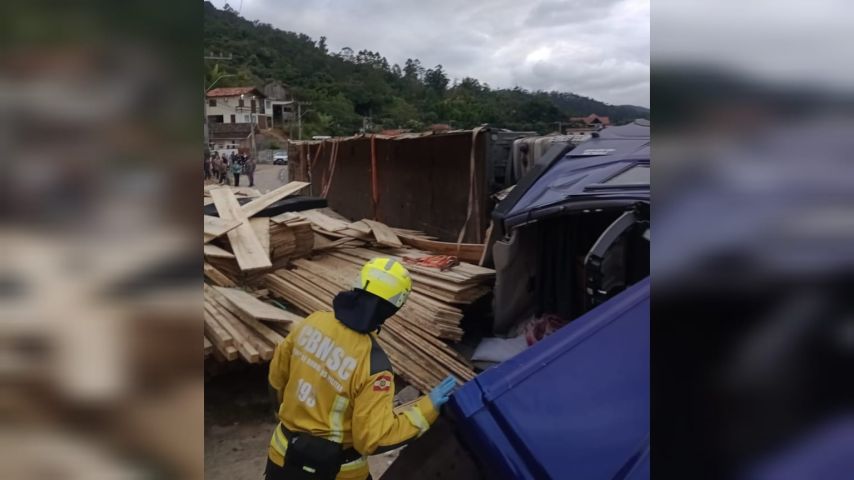 Condutora fica ferida após caminhão tombar no KM 60, em Tubarão