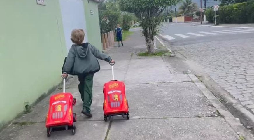 Amizade entre crianças volta a viralizar e emociona internautas nas redes sociais; VÍDEO