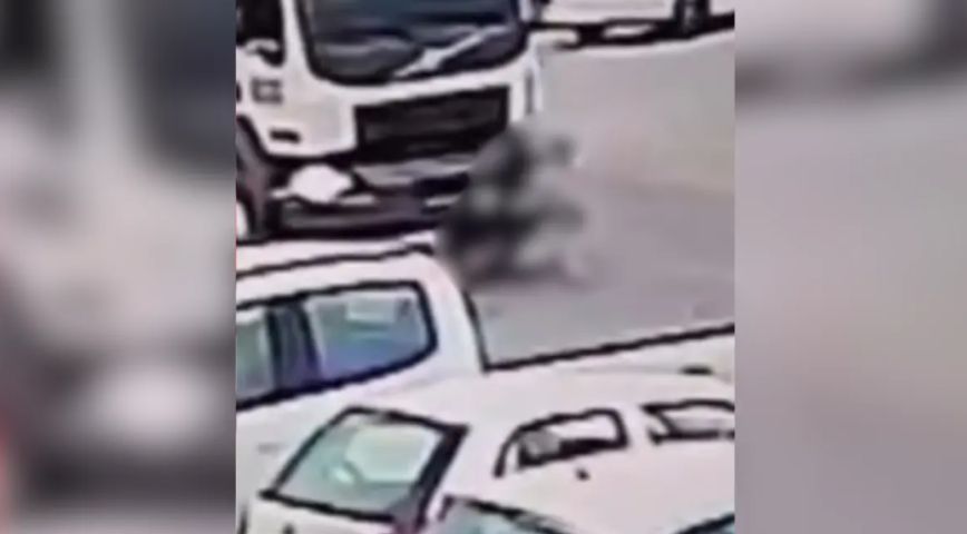 (Vídeo) Menino de 11 anos fica ferido após acidente com caminhão na SC-434, em Garopaba