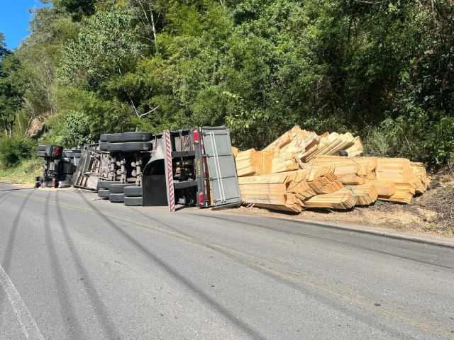 Trecho da SC-435 em São Martinho tem terceiro tombamento de caminhão em menos de duas semanas