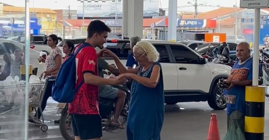 Ela começou a dançar forró sozinha e o que aconteceu depois encantou a web; VÍDEO