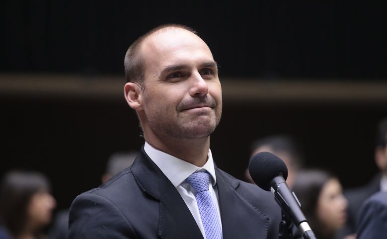 Eduardo Bolsonaro critica condenação e afirma que julgamento é “sem pé nem cabeça”