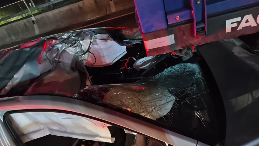 Colisão traseira de caminhão na BR-101 deixa motorista ferido em Tubarão