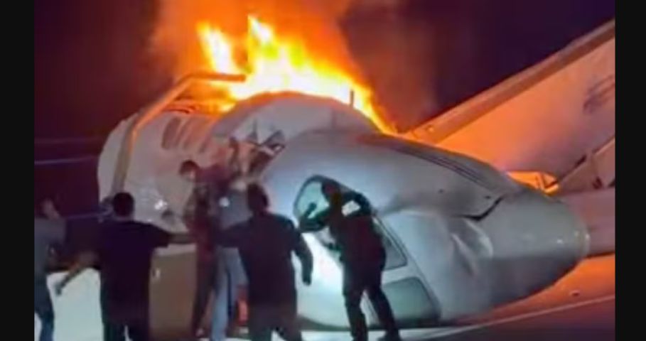 Vídeo mostra resgate de passageiros após avião cair nos EUA; assista