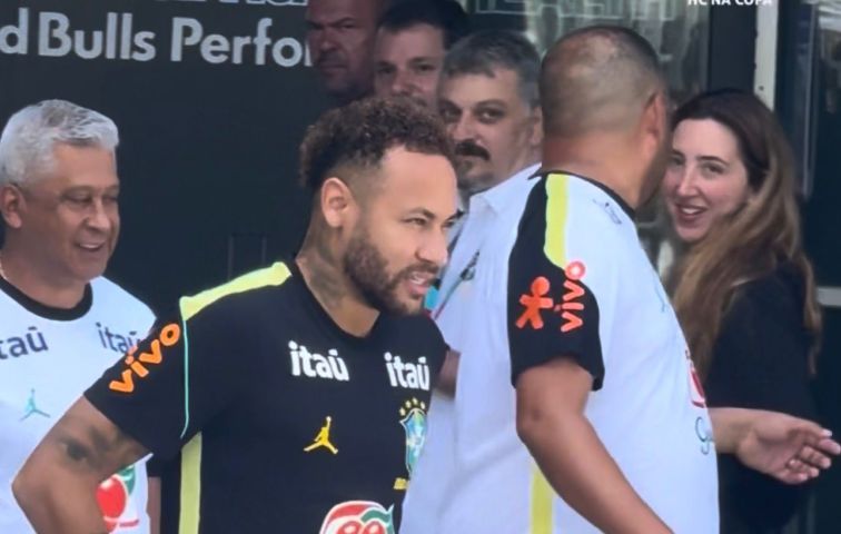 (Vídeo) 'Estavam com saudade?': Neymar reaparece no treino do Brasil
