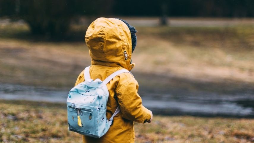 Mãe é presa após esquecer filhos de 2 e 5 anos em ponto de ônibus de Nova Veneza