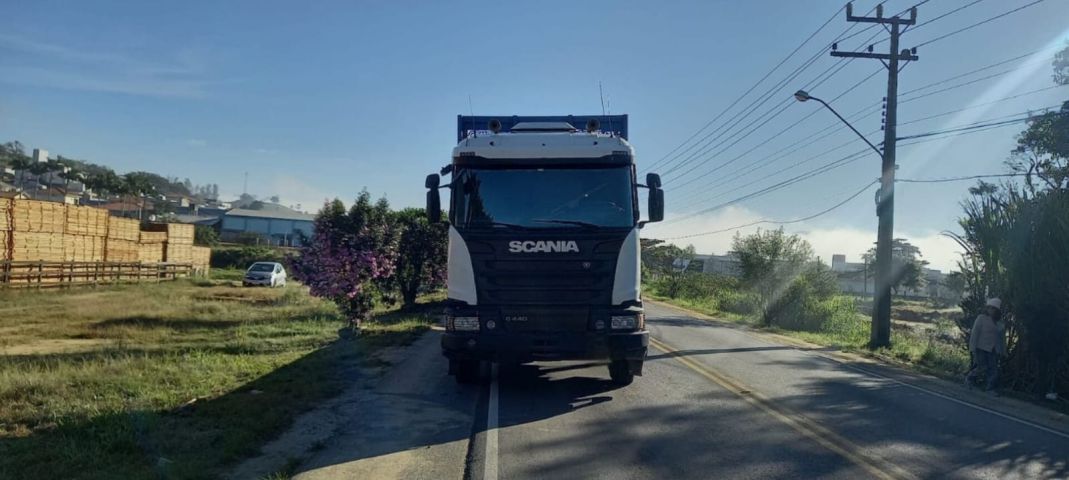 Mulher morre após ser atropelada por caminhão na SC-435, em Armazém