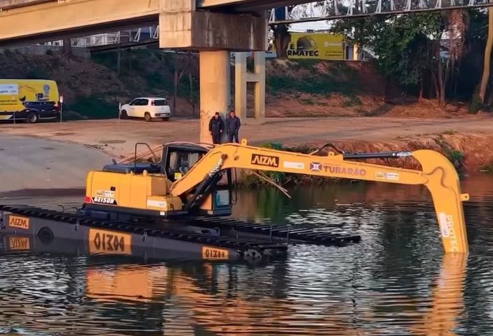 Máquina anfíbia de R$ 1,7 milhão vai reforçar desassoreamento do Rio Tubarão