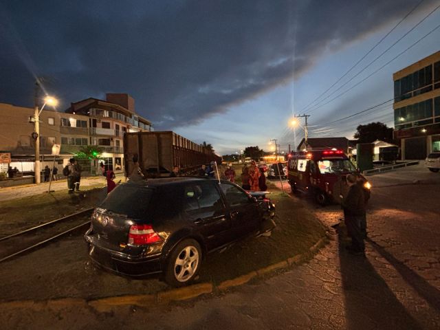 Mulher é hospitalizada após colisão de carro com trem em Jaguaruna