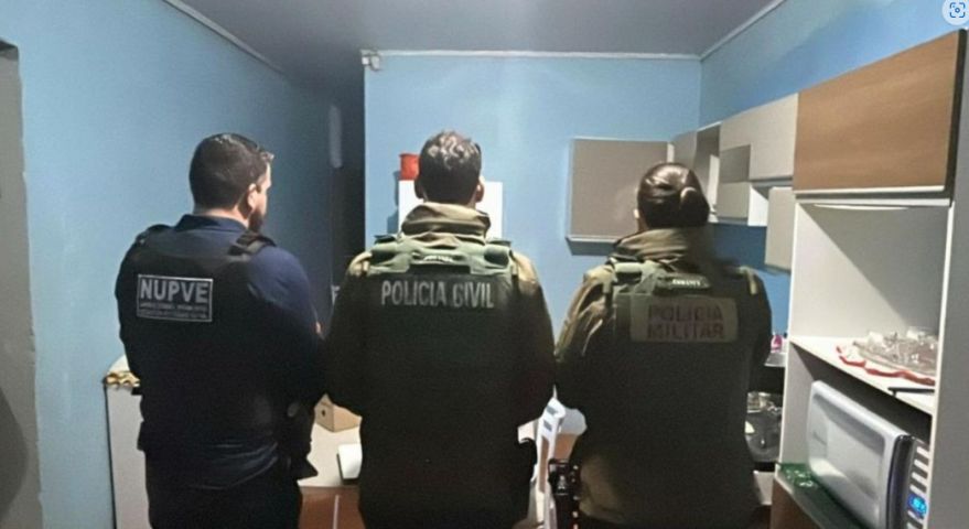 Jovem ameaçava adolescente para obter imagens íntimas e guardava material nazista em SC