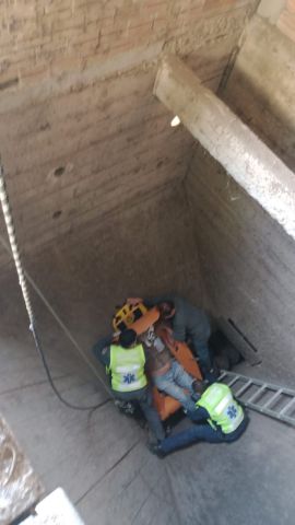 Trabalhador cai de cerca de 6 metros e é resgatado por bombeiros em operação com sistema mecânico em Capivari de Baixo