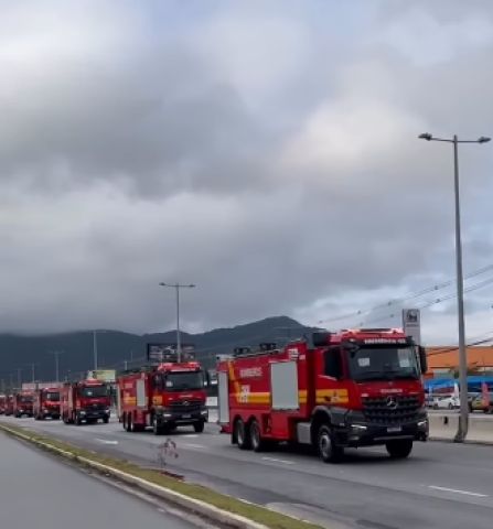 Vídeo mostra chegada de 56 novos caminhões para o Corpo de Bombeiros em Santa Catarina