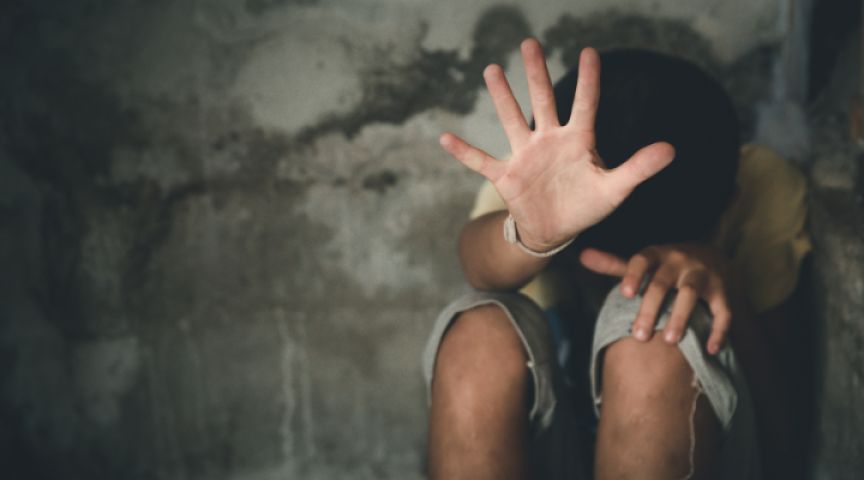 Sete irmãos usavam baldes para necessidades e viviam em ambiente insalubre em Criciúma