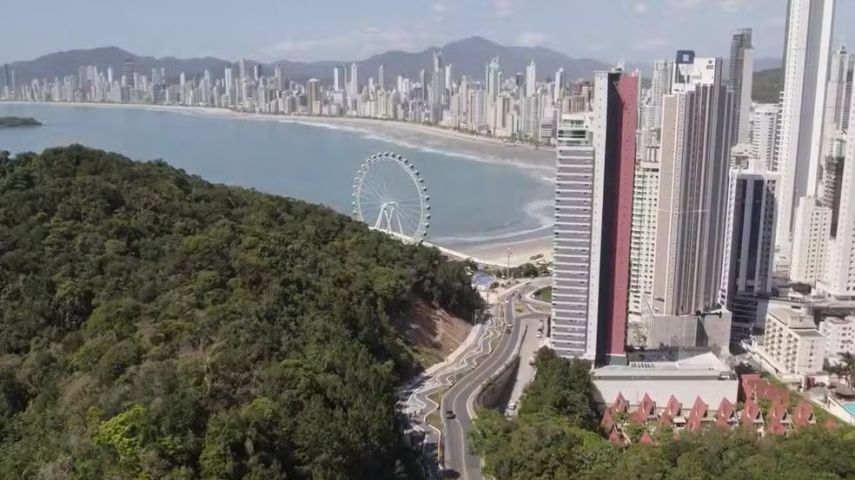 Prefeitura barra arranha-céu de luxo para preservar cartão-postal em Balneário Camboriú
