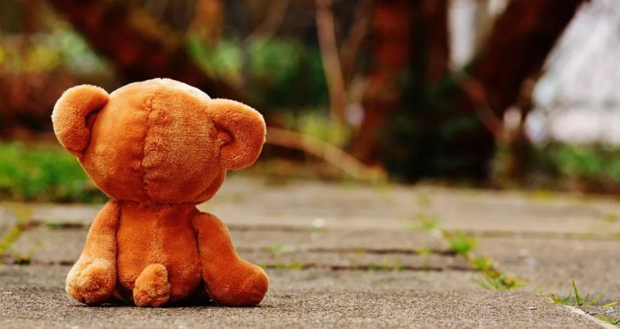 Sem banheiro e cercadas por lixo: sete crianças são encontradas em situação de abandono em Criciúma