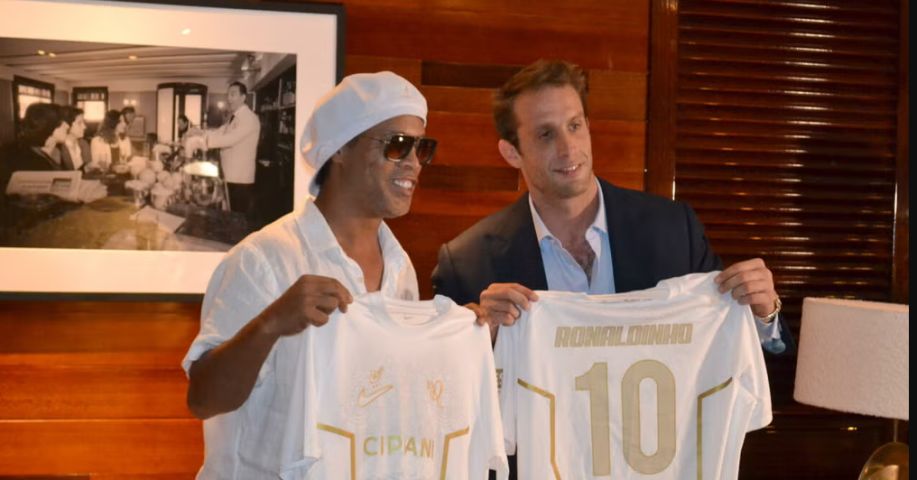 Ronaldinho Gaúcho é apresentado pelo Ravenna FC em Miami: 'Quero marcar meu último gol com esta camisa'
