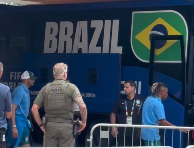 (Vídeo) Na saída do hotel, Ancelotti e jogadores acenam para a torcida antes de Brasil x Escócia