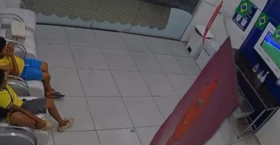 Meninos interrompem trabalho para assistir ao jogo do Brasil e emocionam com cena em lavanderia