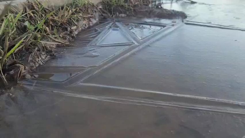 Frio extremo vira ‘artista’ e faz desenho com gelo em poça em cidade de SC com -6,4°C