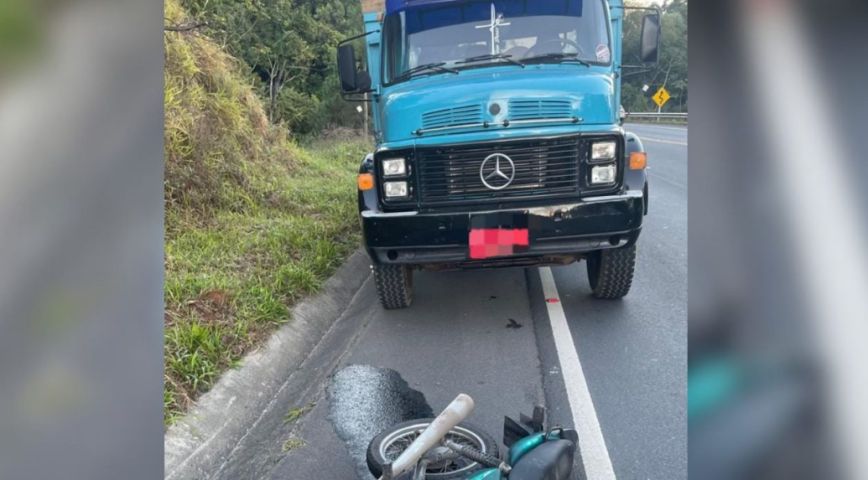 Motociclista de 27 anos morre após colisão com caminhão carregado de madeira em Criciúma